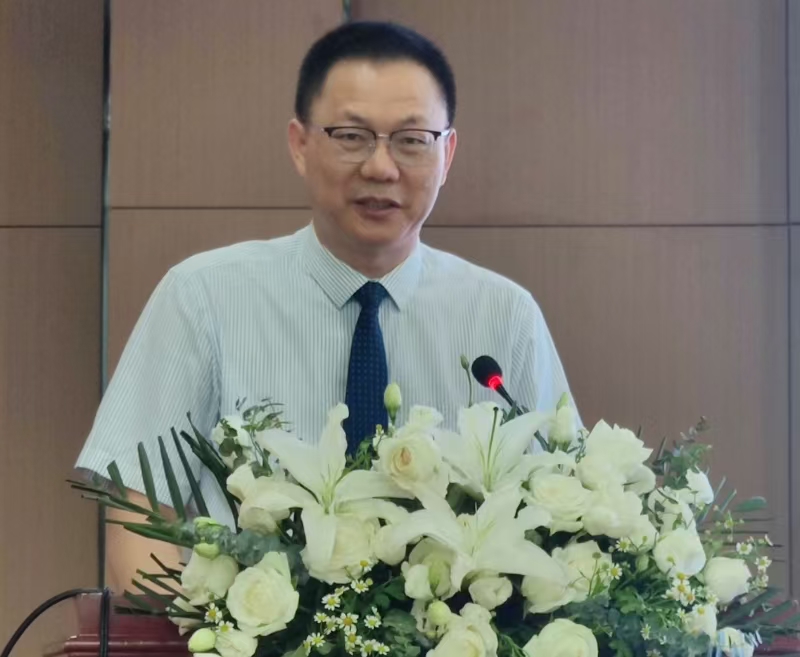 符老师西装照.jpg
