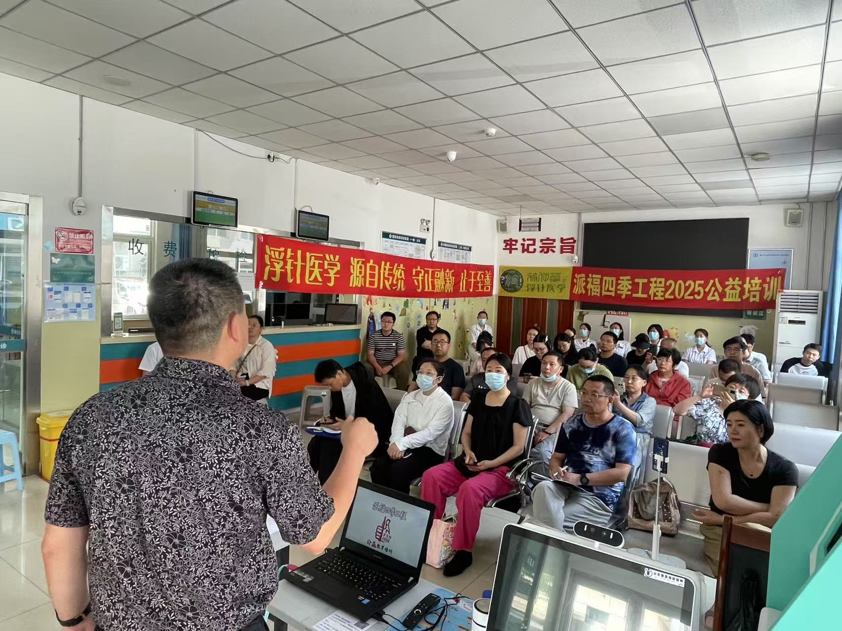 丁坤讲课.jpg