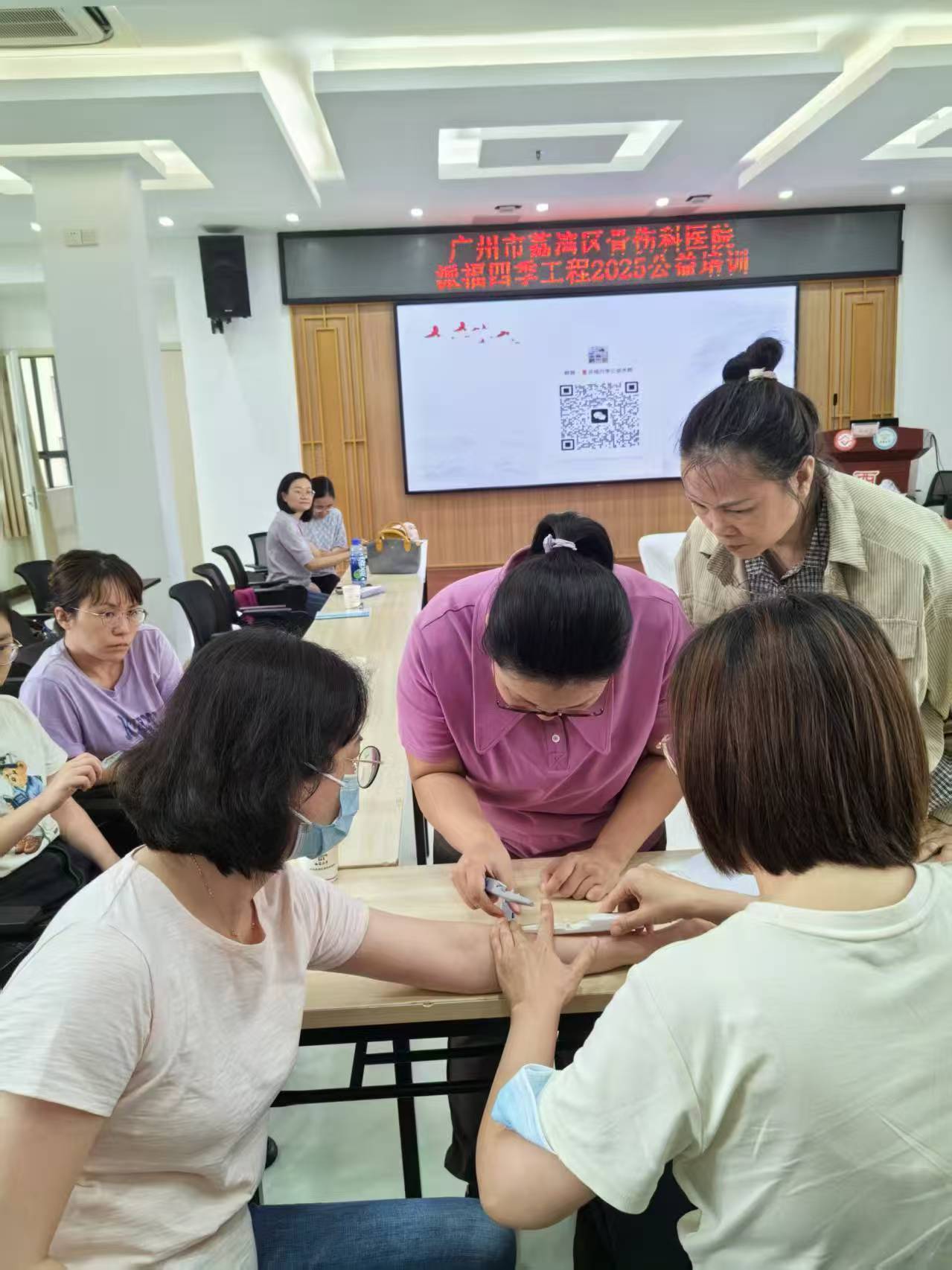 彭斯慧讲课.jpg