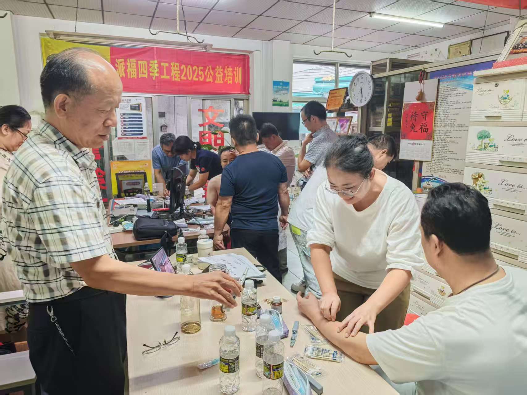 陈新群讲课.jpg