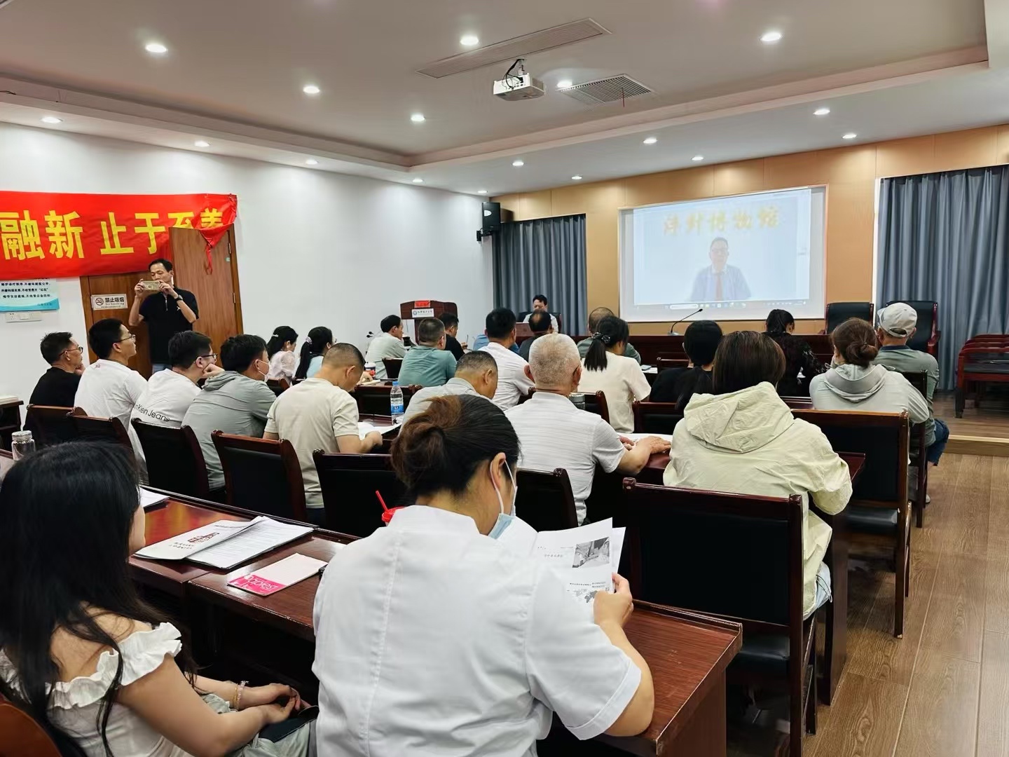 杜正军讲课1.jpg