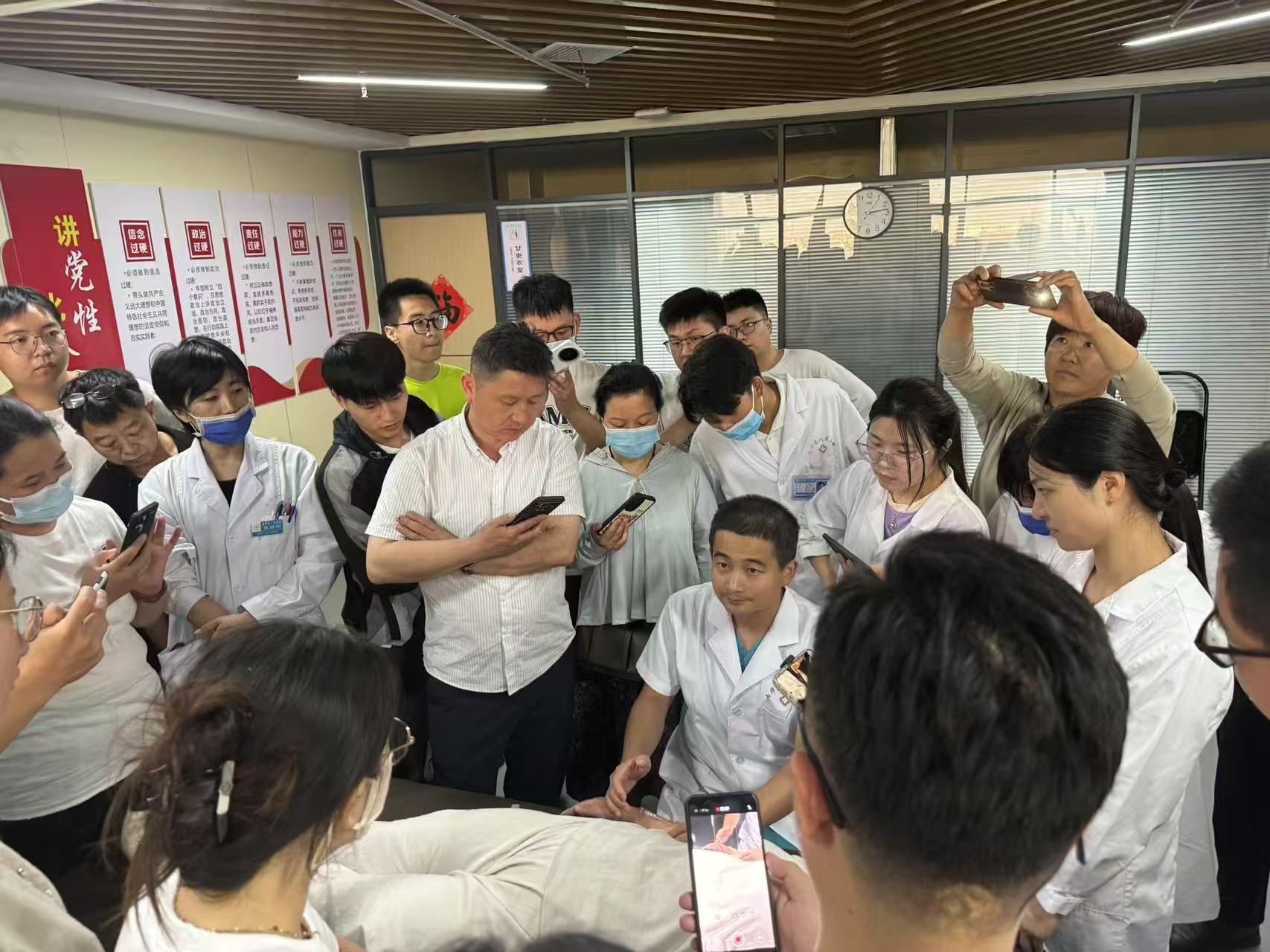冯凯讲课.jpg