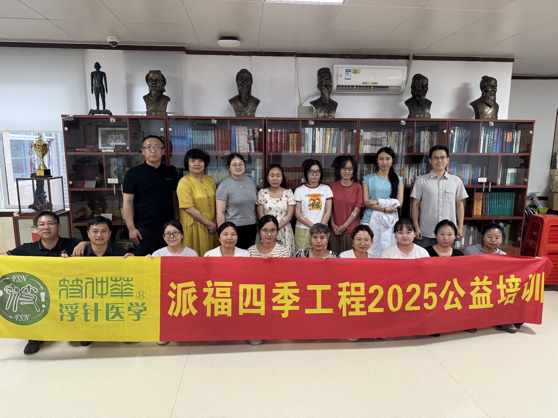 黄毅平大合影.jpg